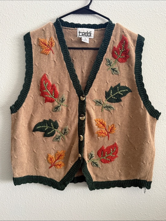 Teddi Sweaters - TEDDI Embroidered Floral Leaf Button Front Sweater Vest – Large